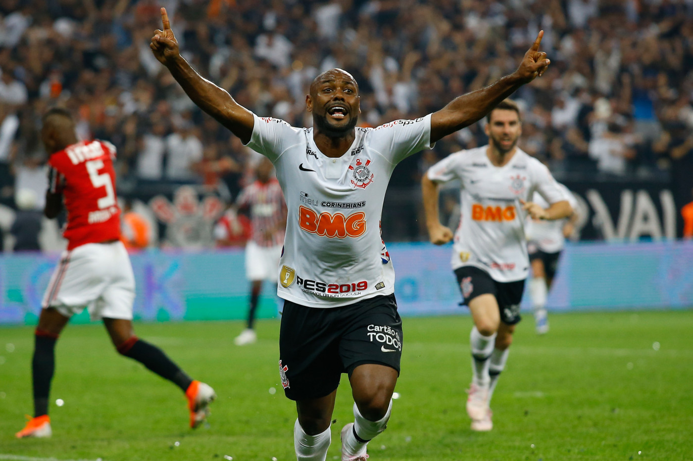 SAO PAULO - SP - 21/11/2016 - BRASILEIRO A 2016/CORINTHIANS X INTERNACIONAL  - Marlone do Corinthians comemora seu gol durante partida contra o  Internacional pelo Campeonato Brasileiro A 2016 na Arena Corinthians.