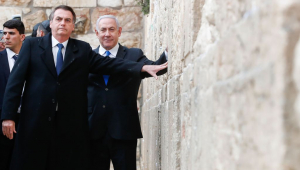 O presidente Jair Bolsonaro e o primeiro-ministro de Israel, Benjamin Netanyahu, durante visita ao Muro das Lamentações na Cidade Velha de Jerusalém.
