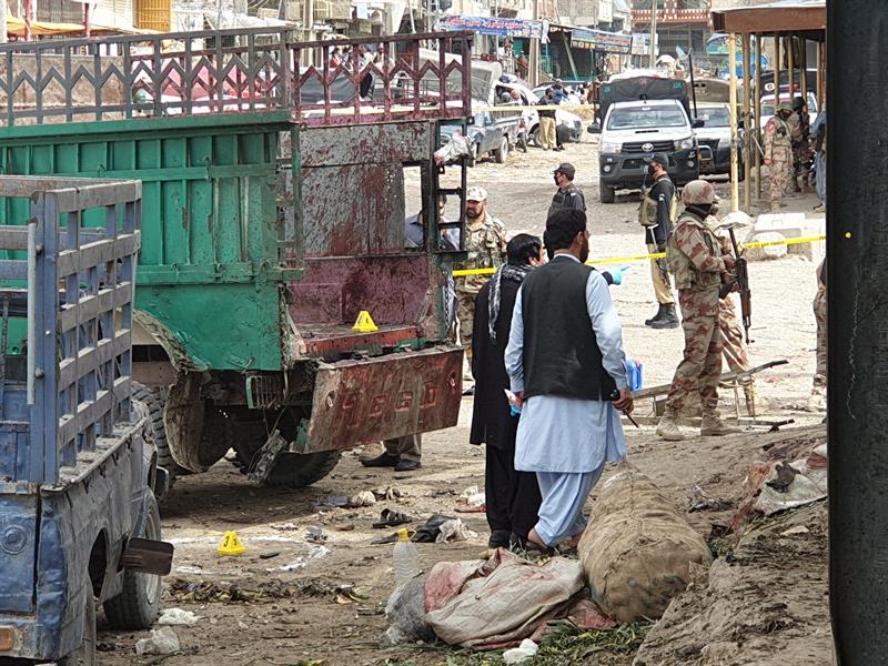 Pelo menos vinte pessoas morreram e quarenta ficaram feridas depois da explosão de uma bomba em um mercado no Oeste do Paquistão, nesta sexta-feira (12)