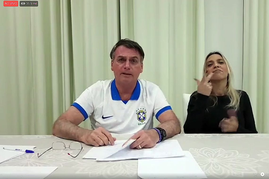 O presidente Jair Bolsonaro fez uma transmissão ao vivo no Facebook nesta quinta-feira (18)