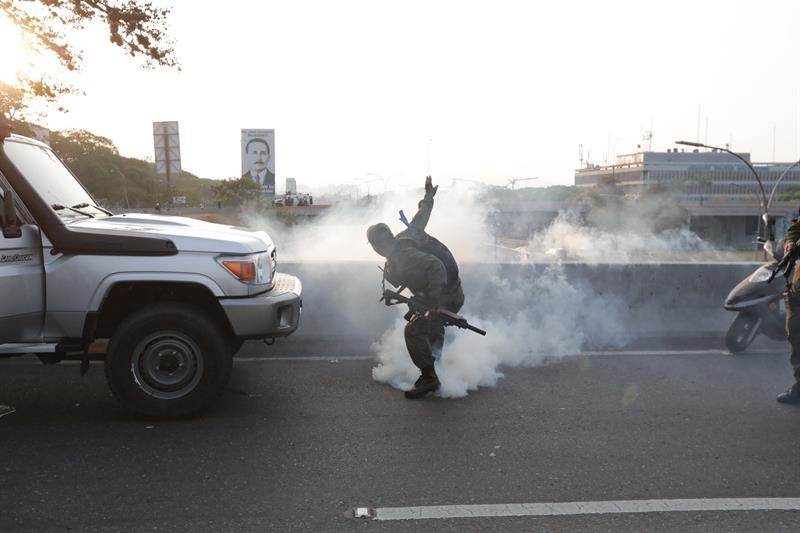 As forças de segurança que ainda apoiam o ditador Nicolás Maduro lançaram bombas de gás lacrimogêneo contra o líder da oposição e autoproclamado presidente interino do país, Juan Guaidó