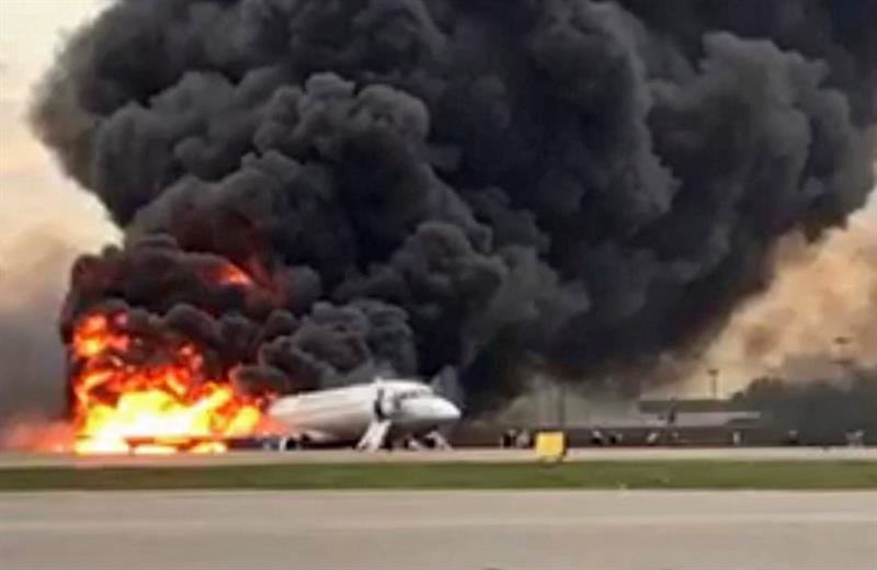 Aeronave que pertencia à companhia russa Aeroflot pegou fogo ao fazer uma aterrissagem de emergência no aeroporto de Sheremetievo, na Rússia