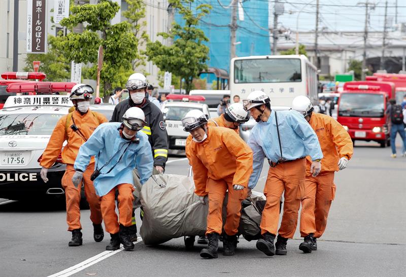 Homem armado com facas mata duas pessoas em um ponto de ônibus em Tóquio, no Japão