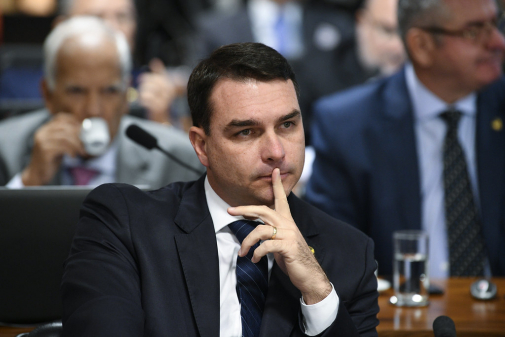 MP suspeita de R$ 261 mil pagos em despesas pessoais da família de Flávio Bolsonaro