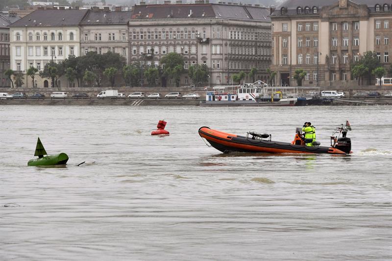 Pelo menos sete pessoas morreram nesta quarta-feira (29) no naufrágio de um barco de turismo no Rio Danúbio, na altura de Budapeste, na Hungria