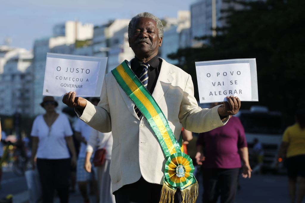Ato em apoio ao governo de Jair Bolsonaro ocorrem neste domingo (26) na orla da praia de Copacabana