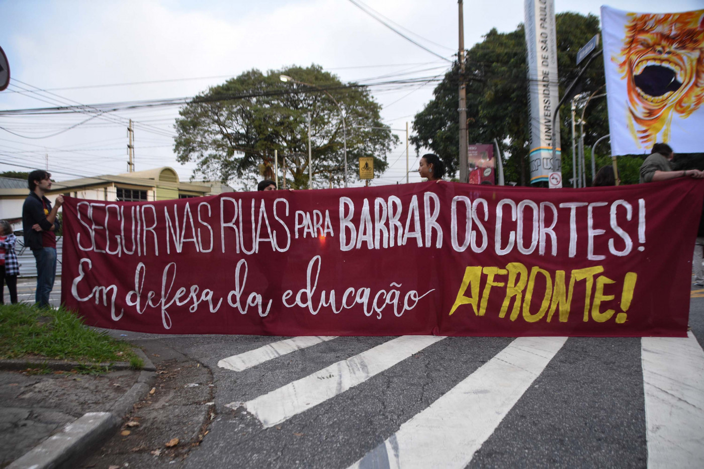 Alunos, professores e funcionários fazem protesto contra cortes na Educação, em frente à entrada da Universidade de São Paulo (USP), Zona Oeste de São Paulo (SP), na manhã desta quarta-feira (15).