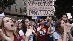 Estudantes e professores de institutos federais e universidades fazem manifestação na Avenida Presidente Vargas em protesto contra o bloqueio de verbas da educação.