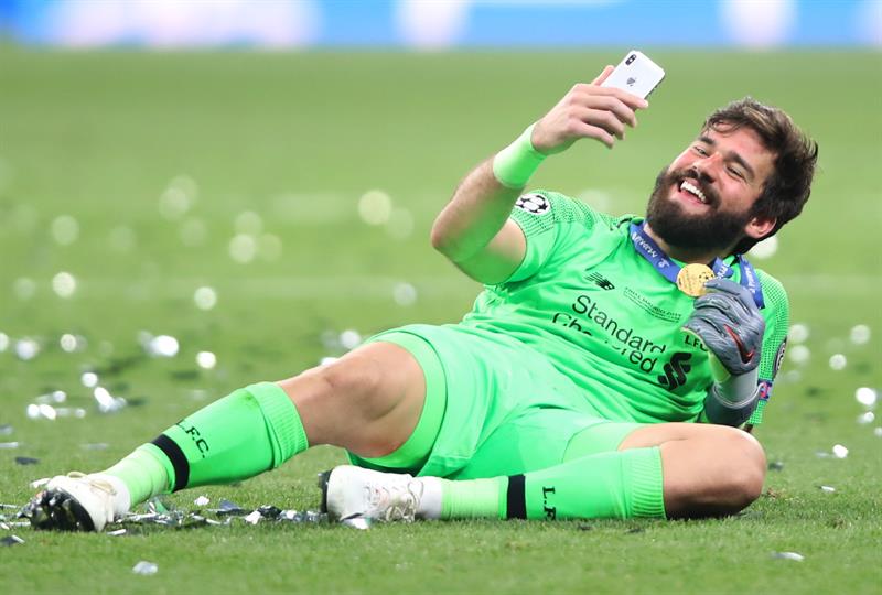 Com a Copa América, Alisson recebe o terceiro prêmio de melhor