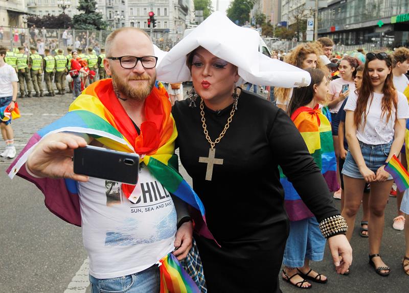 Marcha do Orgulho LGBTI reúne 8 mil pessoas em Kiev