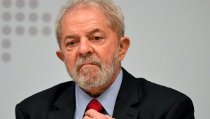 Presidente Lula arrumando a gravata e com uma feição brava