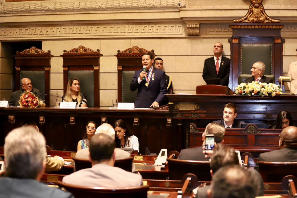 Carlos bolsonaro deixa câmara do rio durante homenagem a mourão – jovem pan