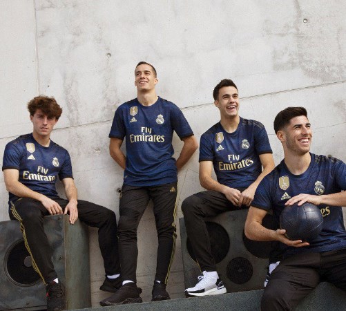 Real Madrid apresenta seu novo uniforme oficial para a temporada
