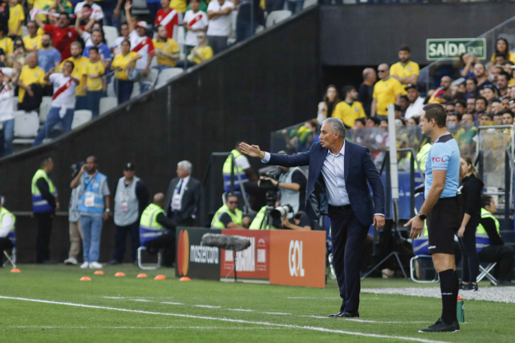 Tite orienta a Sele%C3%A7%C3%A3o durante jogo contra o Peru