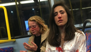 Melania Geymonat (à dir.) e sua namorada, Chris, foram atacadas em Londres em 30 de maio