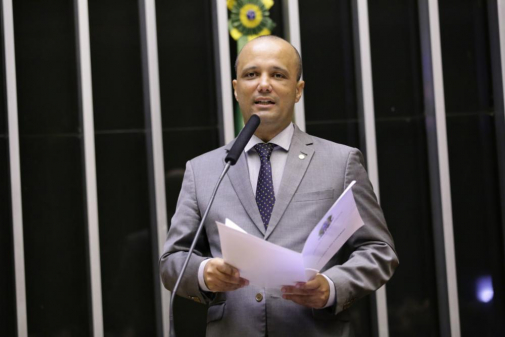 Anulação prova que suspensão era 'manobra' por liderança, diz Vitor Hugo