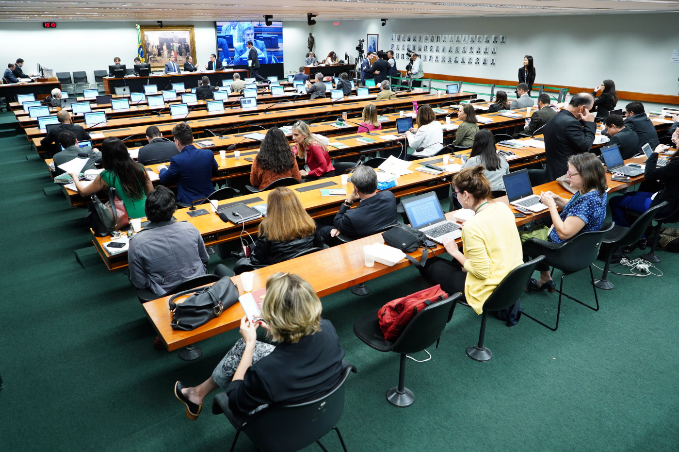 Deputados retomam discussão do parecer da reforma da Previdência