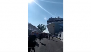 Navio de cruzeiro da MSC atinge porto em Veneza, na Itália