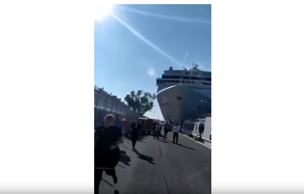 Navio de cruzeiro da MSC atinge porto em Veneza, na Itália