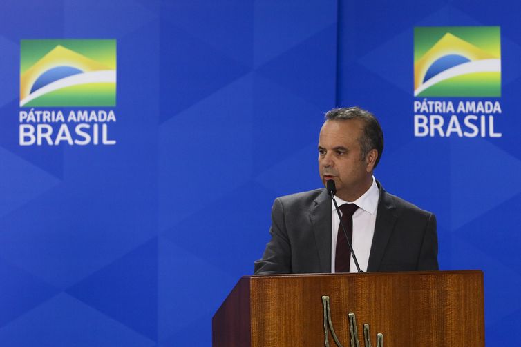 Ministro Rogério Marinho discursa em um púlpito