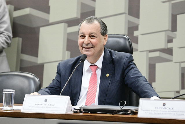 Senador preside sessão no Senado