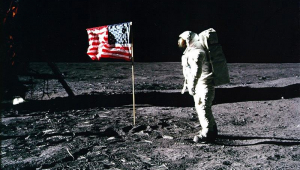Após 50 anos da ida do homem à Lua, traje de Neil Armstrong é exposto nos EUA
