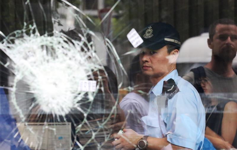 Polícia de Hong Kong expulsa manifestantes de Parlamento 