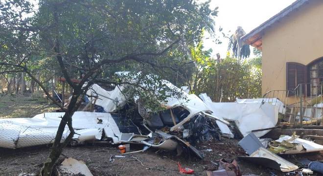 Um avião de pequeno porte caiu nesta sexta-feira em Campo Limpo Paulista, a 60 quilômetros de São Paulo