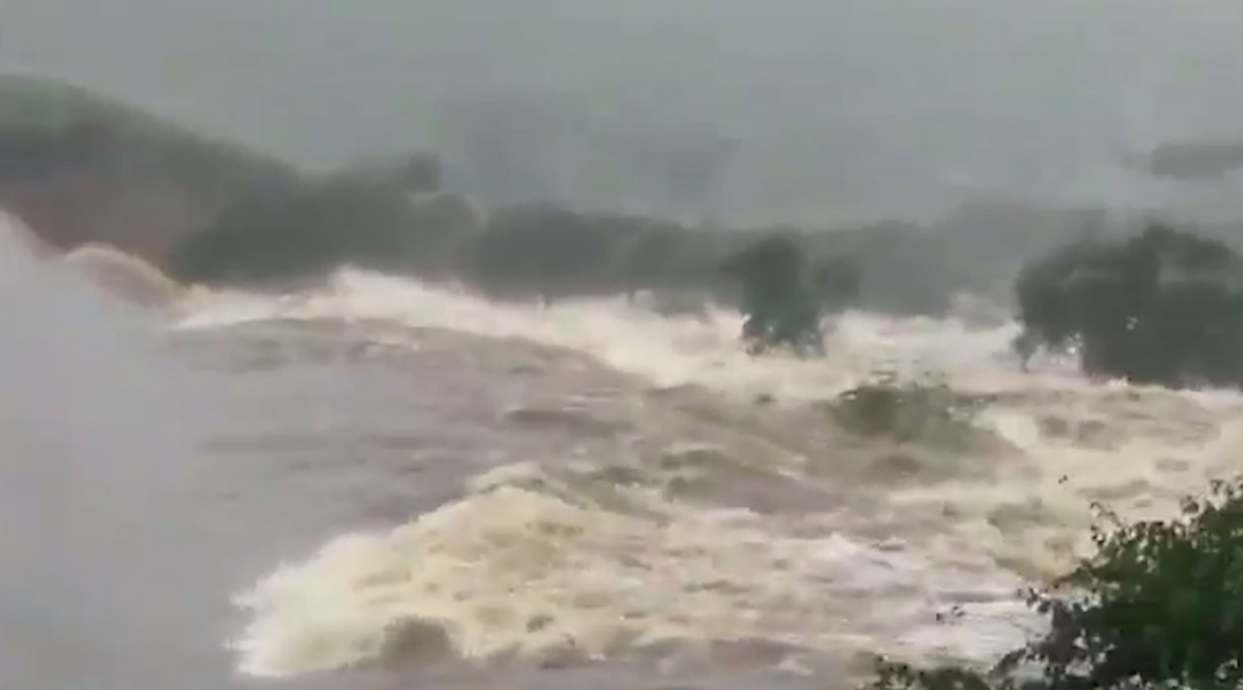 Uma barragem se rompeu em um povoado de Pedro Alexandre, localizada a cerca de 435 quilômetros de Salvador, na manhã desta quinta-feira (11)