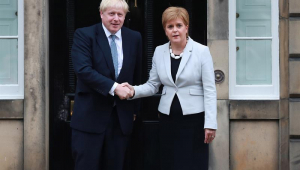 Primeira-ministra da Escócia, Nicola Sturgeon, e Boris Johnson