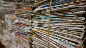 Jornais empilhados em banca