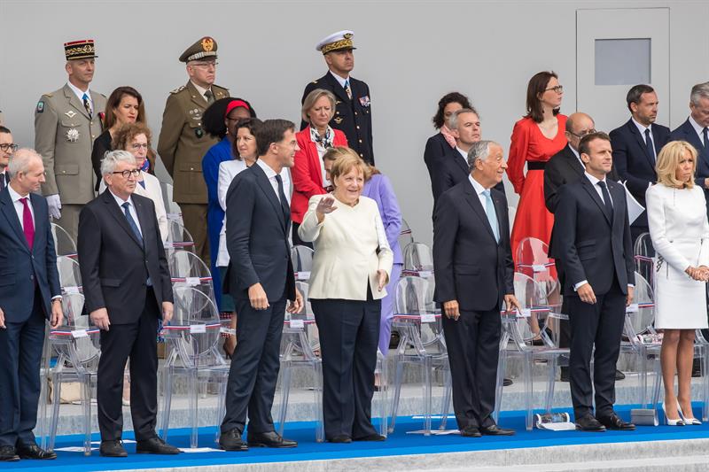 Líderes europeus, incluindo a chanceler alemã Angela Merkel, se uniram ao presidente francês Emmanuel Macron no domingo para a tradicional parada militar do Dia da Bastilha em Paris, que completa 230 anos este ano e homenageou a cooperação militar européia.