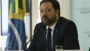 O presidente do Instituto Nacional de Estudos e Pesquisas Educacionais Anísio Teixeira, Alexandre Lopes, durante entrevista coletiva.