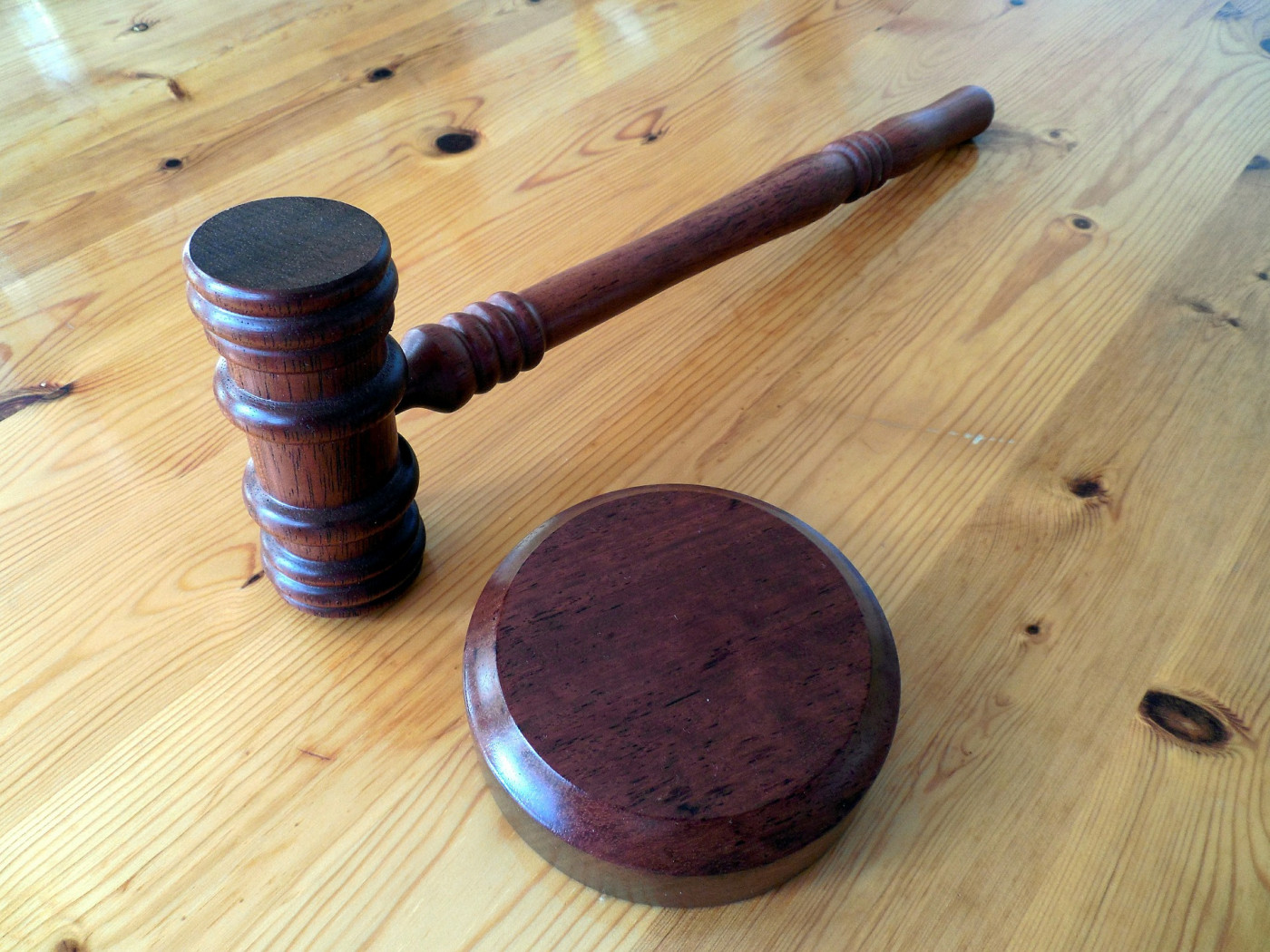 martelo marrom jurídico apoiado em cima de uma mesa