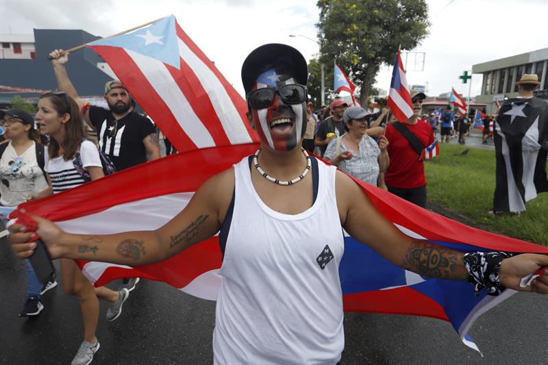 Porto-riquenhos celebram renuncia de Ricardo Rosselló