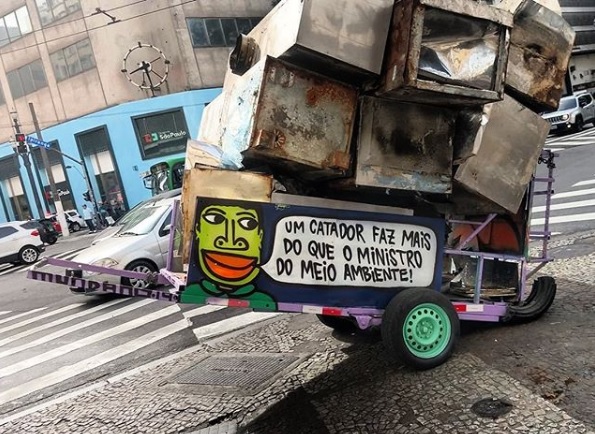 Carrinho de catador de lixo grafitado por Mundano