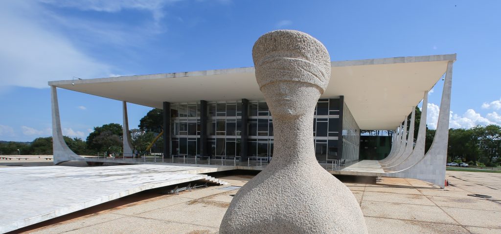 estátua da justiça que fica em frente ao STF