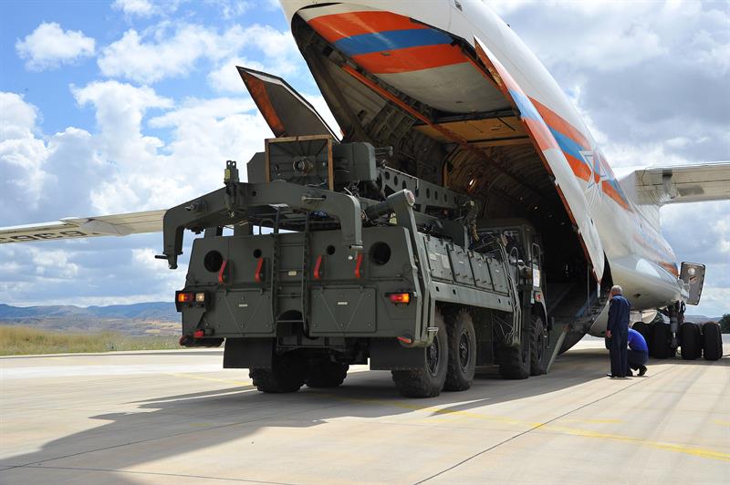 A Turquia começou a receber nesta sexta-feira (12) equipamentos do sistema russo de defesa-antiaérea S-400