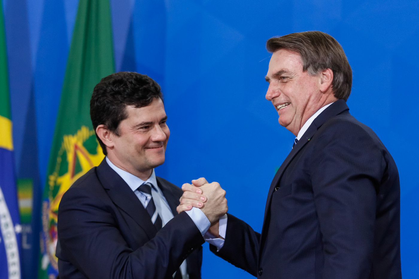 Sergio Moro aperta mão de Jair Bolsonaro