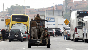 Sequestrador de ônibus é morto por atirador de elite na Ponte Rio-Niterói.