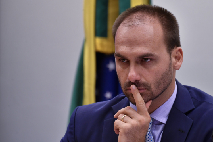 Deputado dos EUA apoia Eduardo Bolsonaro e propõe sanções contra Alexandre de Moraes