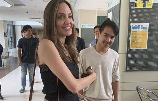Angelina Jolie deixa filho mais velho em universidade; assista
