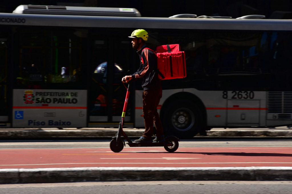 Entregador Ifood usa patinete elétrico na Avenida Paulista