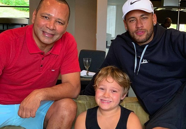 Neymar posou ao lado do pai e do filho em mensagem de Dia dos Pais