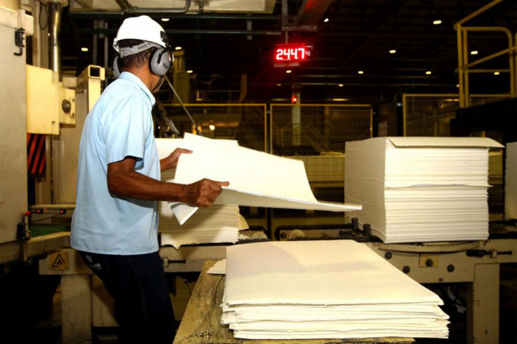 Produção industrial sobe 0,4% em agosto, aponta IBGE