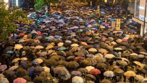Centenas de pessoas participaram de uma manifestação de resistência organizada por funcionários públicos em Hong Kong