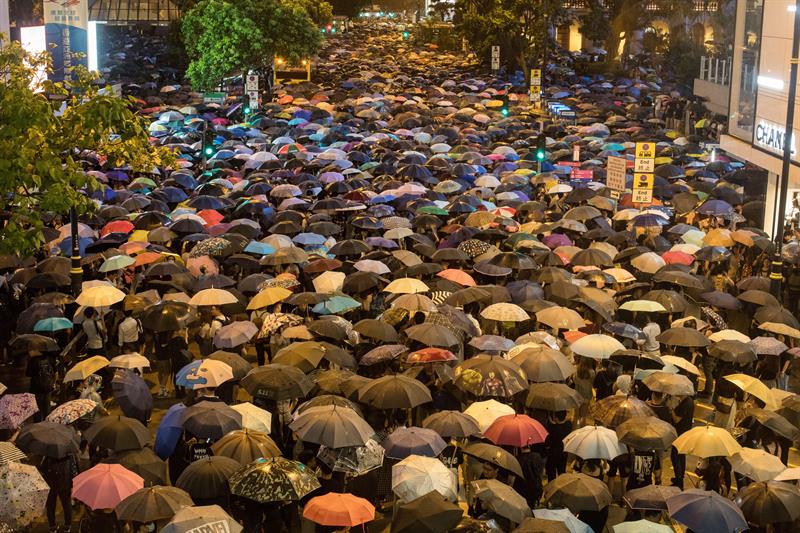 Centenas de pessoas participaram de uma manifestação de resistência organizada por funcionários públicos em Hong Kong