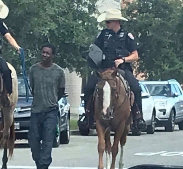 policiais-são-criticados-por-levar-homem-a-pe-e-amarrado-para-delegacia-no-Texas.jpg