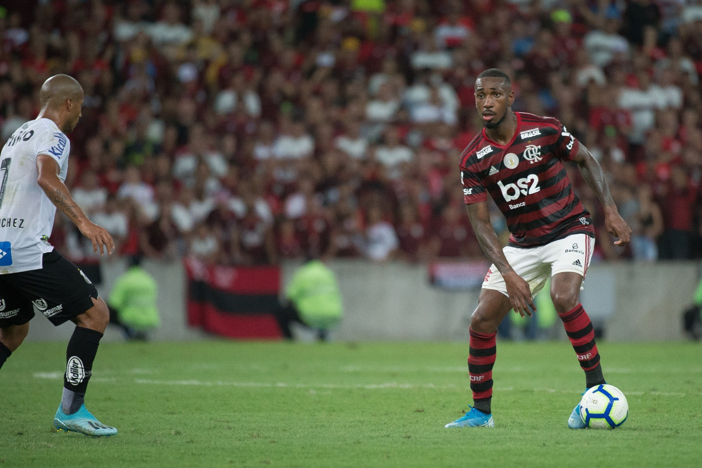 Gerson durante partida no Flamengo