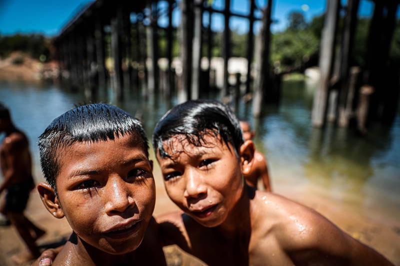 Crianças indígenas na Amazônia